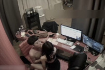 攝像頭破解真實偷拍，工作室下班後男女同事在辦公桌前做愛全紀錄，女的真騷，還換上了情趣女僕裝