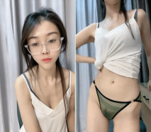 文靜新人眼鏡小姐姐！苗條身材全裸秀！脫掉內褲扭腰擺弄，小露騷逼，揉捏奶子玩誘惑
