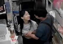 黑客破解某酒吧攝像頭偷拍 老闆和兼職美女員工打佯在前台挑情躲進裡面的庫房啪啪