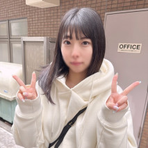 剛進京身材嬌小的關西女子。 為了金錢再次拍攝打工♡用濃厚的口交為大叔服務，一邊揉著白皙美臀一邊陰道活塞懷孕
