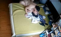 監控破解中年大叔和豐滿的老婆各種姿勢大戰30分鐘體力不減當年