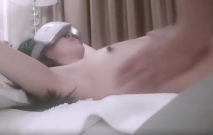 《女性私密養生會所》男技師酒店上門服務給年輕富姐推油按摩摳逼順便觀賞一下原味內褲