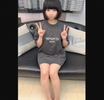 出道前。還很天真樸素的桃子♪150cm左右的小隻馬。被大雞巴插入身體抽搐中出