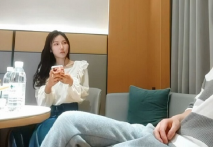 3000一炮，兼職空姐，缺錢偶爾才做，顏值高身材好，還是個白虎屄，粉嫩可口佳人！