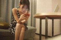 探花19歲兼職嫩妹，身材苗條看著還很青澀，沙發前連幹兩炮，手法專業角度一流