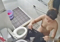 咸濕房東浴室偷裝攝像頭偷拍 身材不錯的白膚女租客洗澡坐在馬桶上洗逼逼