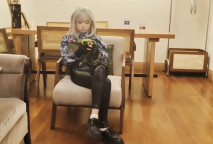 天才少女奶粉 糖果屋沐沐 與殺手的淫穴交易 被迫深喉 按在桌子上猛插 精液射滿身