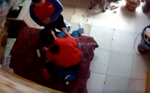 家庭攝像頭盜攝 媽媽看著剛剛放學回家的兒子主動給兒子吃雞雞 表示獎勵