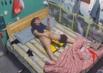 最新家庭台流出 最反差的一位職場風格母親打發女兒出門後拿出了一個專業炮機看著A片猛插騷穴