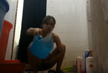 偷拍老闆娘洗澡被發現，一瓢洗逼水潑過來