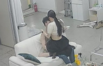 黑客破解家庭網路攝像頭偷拍 帥哥白天趁著媳婦不在家帶女同事回來吃個快餐客廳沙發來一炮