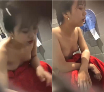 門洞偷拍紅色連體裙伴娘脫光光,竟然胸罩都沒穿