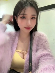 大奶妹有點害羞