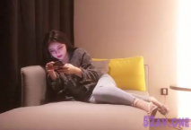 小夥約了個顏值不錯外圍妹子偷拍啪啪，沙發上操口交騎乘猛操，拔掉套子被妹子發現不給插