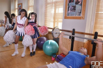 厲害 健身好處很香艷，吸引兩個年輕活力小美女 大屁股大長腿把雞巴搞的硬邦邦就騎上去呻吟起伏雙飛抽操