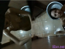 氣窗俯視偷窺漂亮妹子洗香香，就在頭頂都發現不了貌似還看了幾眼