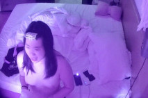 大學城 極品微胖小美女 雪白皮膚又嫩又潤 男人搞完一炮後覺得沒爽夠 回頭又來一炮 根本頂不住