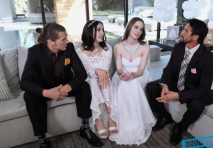 兩對剛結婚的新人為了追求性愛刺激互相商量交換新娘操穴，穿著婚紗啪啪插起來特別舒爽銷魂抽送比賽浪叫