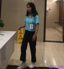 廁所遇上極品靚女了，這木耳的質量真豐富啊，好肥碩，看得心癢死啦!