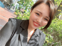 和在有名的店工作的女性做愛，突然中出，爽快死她了。