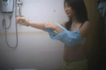 咸濕房東出租屋浴室偷裝攝像頭偷拍 幾個身材苗條合租房的漂亮白領姐姐洗澡