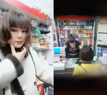 極度風騷的超市老闆娘，露臉在店裡發騷，逼裡塞跳蛋透明衣服面對顧客漏出好刺激，揉奶玩逼自慰高潮噴水特寫