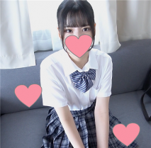 夏天結束時造訪的純白心靈和身體。尤娜18歲