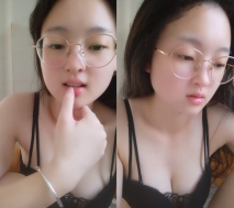 清純鄰家新人學生~!~【金嗯嗯】~天然美乳黃瓜自慰~流白漿~沒錢買道具~只好拿出大黃瓜~插逼自慰！