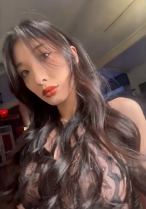 夜店辣妹露奈性感自拍