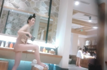 四月最新流出 重磅稀缺大神高價雇人潛入國內洗浴會所偷拍第27期 不錯的好閨蜜給擦背