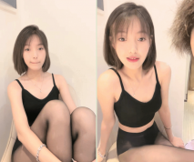 04年藝校學生妹！短髮甜美顏值超頂！黑絲小背心，嬌小身材貧乳，多毛騷穴炮友揉捏，翹起屁股搖擺