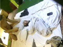 主題酒店真實偸拍小情侶開房瘋狂式性愛，反差小騷女對肉棒愛不釋手又擼又口，眼鏡小夥掐妹子脖子騷女邊淫叫邊吐舌