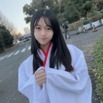 露臉！限定版！在學園擔任班級委員的可愛女學生變成了打工的地方巫女身姿・・・侍奉身體的她不為人知的另一面是貪婪且極其敏感的女孩！