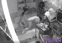 黑客破解家庭網路攝像頭偷拍文藝中年男和女炮友下午吃飯點在漫畫工作室的簡易小床激情啪啪