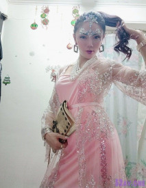 台灣人妖皇后TS黃楀喬 閨蜜在後面邊幹邊擼雞巴，我在前面用大雞巴堵住直男的嘴，疊羅漢真刺激！