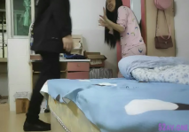 阿南勾搭良家少婦出租房偸情各種調戲妹子，開始裝矜持不配合霸氣按倒扒光被多種體位爆操完事一起聊她老公