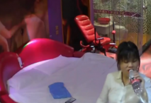 新台首發螢石雲情趣酒店專業炮房 偷拍身材苗條的大學生情侶穿上黑絲互舔對方性器官熱身床上幹到銷魂椅