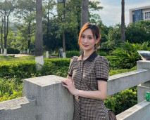 綠帽小夥帶著極品女友酒店找朋友一起來玩3P 各種姿勢露臉啪啪