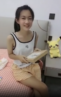 外甥女被小姨夫趁小姨不在家 連哄帶騙扒光，爆操天然白虎逼