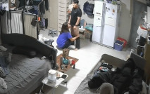 2025新黑客破解家庭網路攝像頭偷拍 性欲很強的老哥晚上弄醒媳婦來一炮還沒滿足第二天睡醒口硬雞巴繼續蹂躪