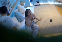 【貴在真實】，樂橙主題酒店偸拍情侶開房做愛，長髮氣質御姐，膚白人美胸大，被小夥肏的欲仙欲死