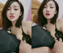 還是少婦會勾人，對著鏡頭跟大哥舌吻，喂大哥吃奶子，性感的情趣內衣讓大哥舔逼，無套抽插多體位爆操內射了