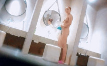 3月最新流出 重磅稀缺大神高價雇人潛入國內洗浴會所偷拍第21期 擦洗得很仔細的大奶紋身美女少婦