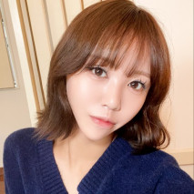 21歲的素人美緒雖然對拍攝很緊張，但是握著大叔的雞巴徹底感受了下來，做出女人的表情呻吟著，最後是半外半中出！ 無修正