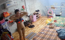 邪惡的房東暗藏攝像頭偷窺兩個好身材的美女洗完澡換衣服