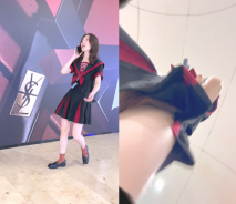 地鐵站一路跟蹤尾隨打電話的短裙妹子,裡面竟然沒穿內褲,她的鮑好美好嫩