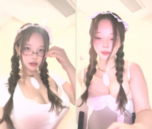 極品尤物網紅女神！豐乳肥臀爆炸身材！眼鏡女僕裝，性感開檔絲襪，翹起美臀露肥穴，自摸騷穴跳蛋自慰