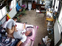 監控破解偷拍中年夫妻睡午覺趁著孩子不在家趕緊的來一炮