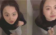 “張大嘴，賤貨，今天主人憋了一天，全賞給你”熱騰騰的黃尿直衝而出，噴在她額頭、臉上，她閉眼張嘴接住