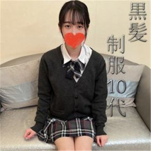 黑髮制服十幾歲。端莊白皙苗條發育中的身體大量潮吹。她為生命中第一次陰道射精的愉悅而尖叫。